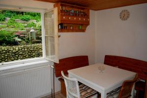 een tafel en stoelen in een kamer met een raam bij Salzachblick in Oberndorf bei Salzburg