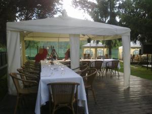 eine Gruppe von Tischen und Stühlen unter einem weißen Zelt in der Unterkunft Hotel Diana in Geoagiu-Băi