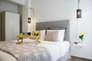 Un dormitorio con una cama con una mesa. en Stay Apartment by Skg Apartments, en Tesalónica
