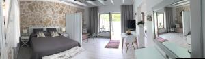 um quarto com uma cama e uma sala de estar em Villa Lithos Parga em Parga