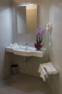 Koupelna v ubytování Alma Living Hotel- Al Girarrosto + 22 fotografií