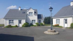 a street light in front of two white houses at Fairgreen Cottages in Dungloe