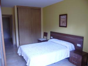 Łóżko lub łóżka w pokoju w obiekcie Sanxenxorural - Apartamentos La Rana