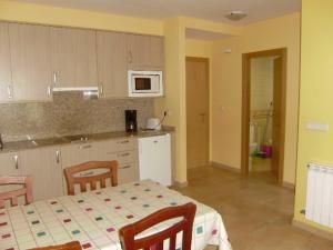 Kuchnia lub aneks kuchenny w obiekcie Sanxenxorural - Apartamentos La Rana