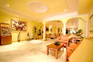 salon z kanapą i stołem w obiekcie Hotel Manaus w El Arenal