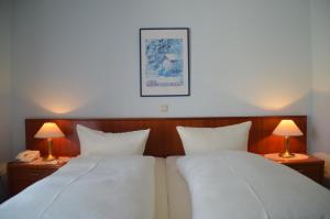En eller flere senge i et værelse på Hotel Flora