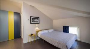 um quarto com uma cama grande e uma janela em Hotel Forlanini 52 em Parma