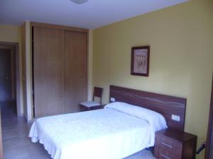Łóżko lub łóżka w pokoju w obiekcie Sanxenxorural - Apartamentos La Rana