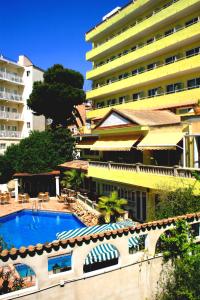 basen przed dużym budynkiem w obiekcie Hotel Manaus w El Arenal