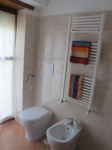 un bagno con un water bianco e un lavandino di Casa dei Girasoli - Formia centro a Formia