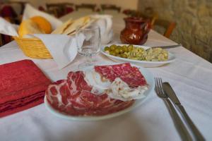 uma mesa branca com dois pratos de comida em Hotel da Paolino em Trinità dʼAgultu
