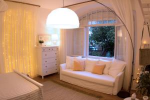 un soggiorno con divano bianco e finestra di Apartment Dundo a Dubrovnik