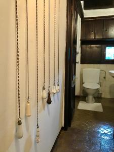 ein Badezimmer mit einem WC und einige Lichter an der Wand in der Unterkunft Motto del Gallo in Taverne