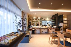 un restaurante con una panadería con gente de fondo en Hotel Showmeikan, en Mishima