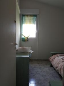 カップ・ダグドにあるMAISON Bernardo NATURISTのバスルーム(洗面台、窓、ベッド付)
