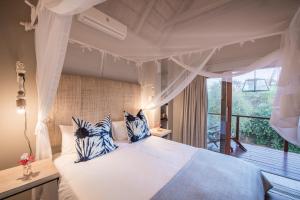 מיטה או מיטות בחדר ב-eKhaya Bush Villa