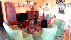 uma sala de estar com duas cadeiras e uma lareira em Holiday Home Eduardo em Nerja