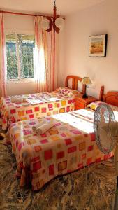 Duas camas sentadas uma ao lado da outra num quarto em Holiday Home Eduardo em Nerja