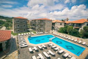 Bazén v ubytování Royal Hotel and Suites nebo v jeho okolí