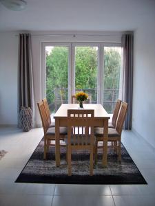 a dining room with a table and chairs and a window at Dom wakacyjny Albert in Mieroszyno