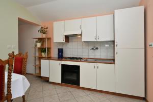 Kuchyňa alebo kuchynka v ubytovaní Apartmani Šime