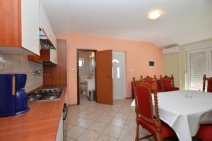 Kuchyňa alebo kuchynka v ubytovaní Apartmani Šime