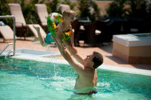 Bazén v ubytování Hotel Atlantis Wellness & Conference nebo v jeho okolí