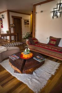 uma sala de estar com um sofá e uma mesa de centro em Weisserhaus em Puerto Varas mais 35 fotografias