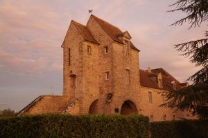 Château de Montramé في Soisy-Bouy: مبنى من الطوب القديم وعليه صليب