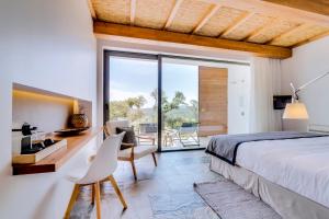 - une chambre avec un lit king-size, un bureau et une chaise dans l'établissement Monte Velho Equo-Resort, à Arraiolos 50 autres photos