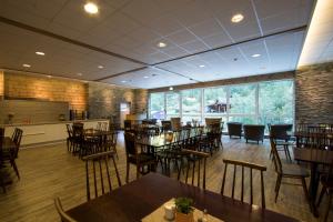 En restaurant eller et andet spisested på Briksdalsbre Fjellstove + 22 billeder