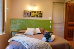 Un dormitorio con una cama con flores. en Résidence Les Peupliers en Loriol-du-Comtat