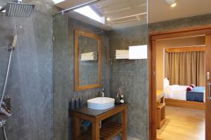 Ein Badezimmer in der Unterkunft Koh Ma Beach Resort - SHA Extra Plus