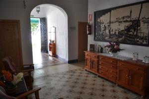 een woonkamer met een groot schilderij aan de muur bij Hostal Villa Mercedes in Chipiona