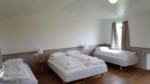 En eller flere senge i et værelse på Guesthouse Stöng and Cottages