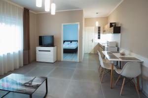 TV a/nebo společenská místnost v ubytování Jázmin Apartman