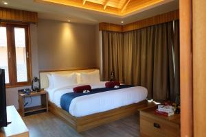 Ein Bett oder Betten in einem Zimmer der Unterkunft Koh Ma Beach Resort - SHA Extra Plus