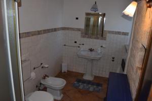 モーディカにあるIl Flauto Magicoのバスルーム(トイレ、洗面台付)