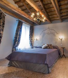 Un pat sau paturi într-o cameră la San Marco Luxury apartments Muneghe