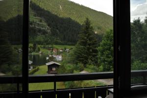 Vista generica sulle montagne o vista sulle montagne dall'interno dell'affittacamere