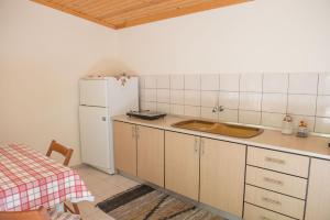 A cozinha ou cozinha compacta de Pension Sotiria
