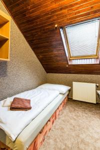 Llit o llits en una habitació de Penzion Škorpión