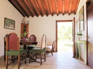 una sala da pranzo con tavolo e sedie di Agriturismo L'Alba a Roccastrada