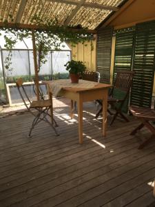 SkänningeにあるOne Room Bed & Breakfastの鉢植えのデッキ(テーブル、椅子付)