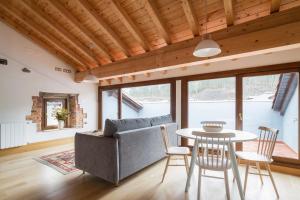 a living room with a couch and a table and chairs at Casa De Liz in Adino