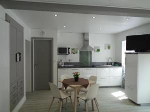 een keuken met een tafel en stoelen in een kamer bij Studio Gite Fischer Ottrott in Ottrott