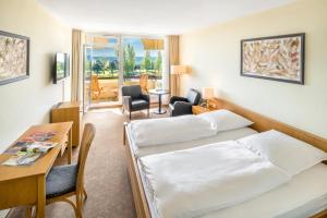 ein Hotelzimmer mit 2 Betten und einem Tisch in der Unterkunft Villa am Meer in Grömitz