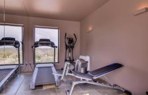 - une salle de sport avec 2 vélos d'exercice dans l'établissement Monte Velho Equo-Resort, à Arraiolos