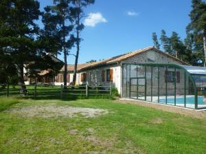 ein Haus mit Pool davor in der Unterkunft Auberge les Volpilières in Ruynes-en-Margeride