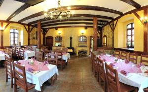 Reštaurácia alebo iné gastronomické zariadenie v ubytovaní Penzion a Restaurace Nad Hradem